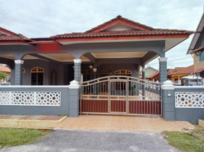 Mawar Camelia Homestay 5 Bedrooms Fully Aircond - Near Airport and Stadium Gong Badak